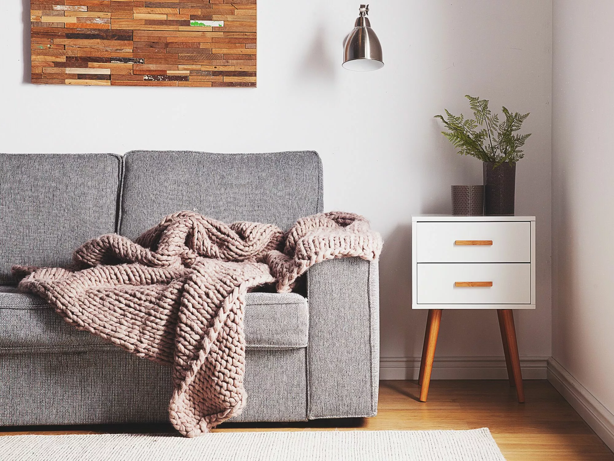 Beliani Mesita De Noche Blanca Con 2 Cajones 40 Cm ALABAMA - Imagen 2