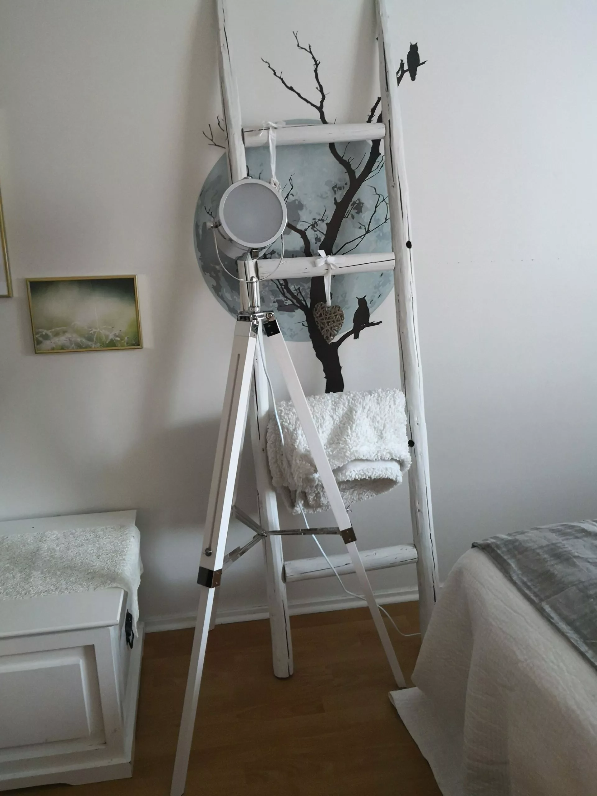 Beliani Lámpara De Pie De Madera De Pino Blanco/plateado 143 Cm ALZETTE - Imagen 3