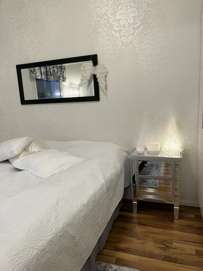 Beliani Mesita De Noche Efecto Espejo TIGY - Imagen 5