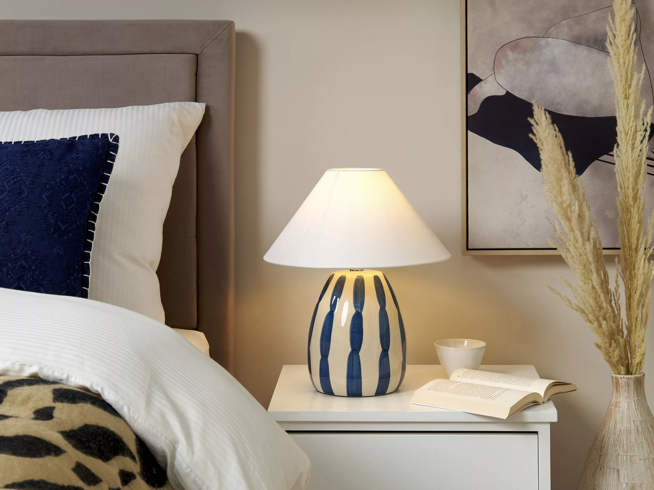 Beliani Lámpara De Mesa De Cerámica Beige Claro/azul/blanco 43 Cm LUCHETTI 2 Beliani Lámpara De Mesa De Cerámica Beige Claro/azul/blanco 43 Cm LUCHETTI - Imagen 2